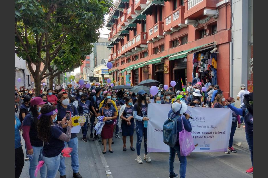 Decenas de niñas y mujeres participan en una caminata por el Día Internacional de la Mujer, la actividad se realiza en la zona 1 capitalina. (Foto: @FamdeguG)