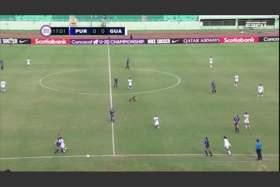 Francia González perdió el equilibrio y cayó ante la mirada de varias jugadoras. (Captura Video)