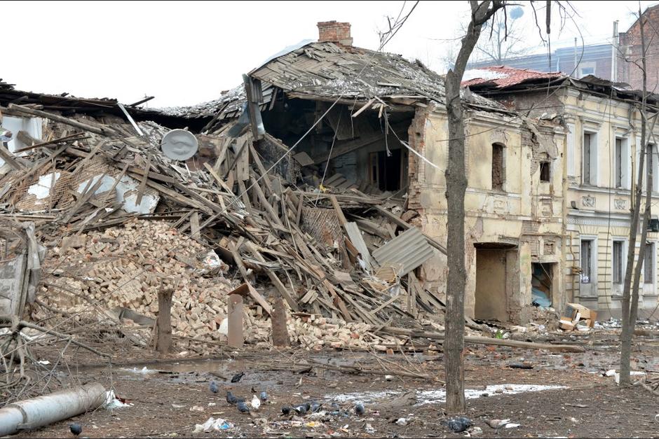 Niña muere deshidratada dentro de los escombros de una casa bombardeada en Ucrania. (Foto: AFP)&nbsp;