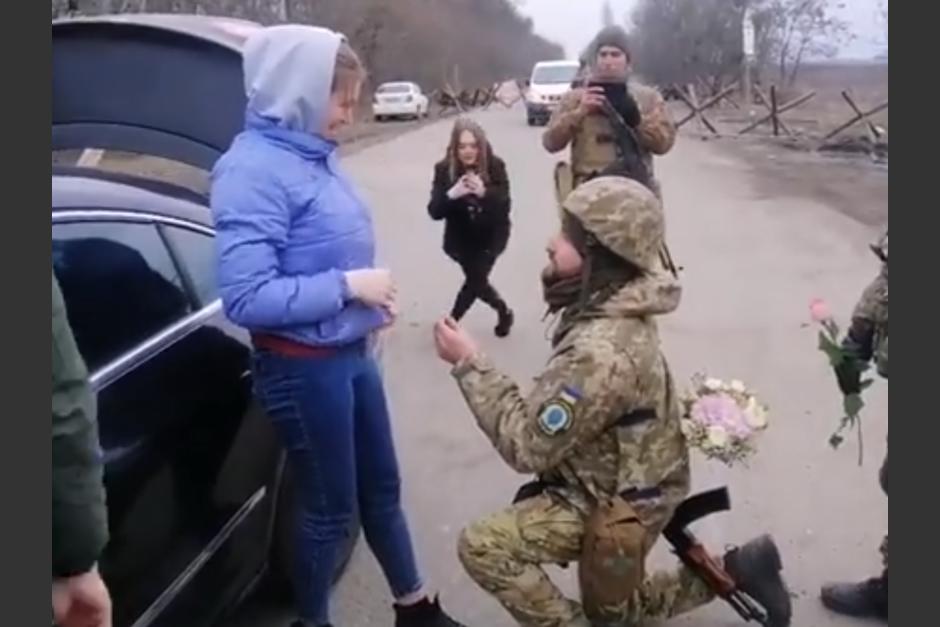 Soldado ucraniano&nbsp; le pide matrimonio a su novia en medio de un simulacro de control. (Foto: Captura de pantalla)