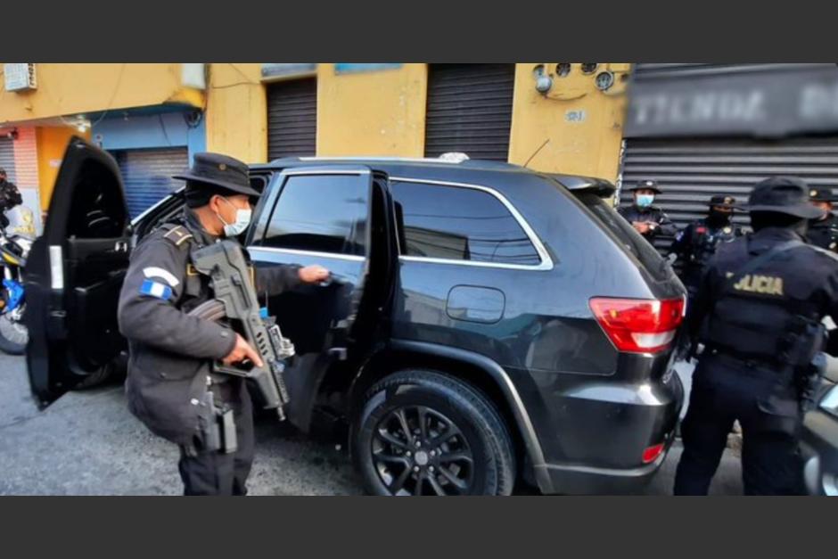 Los agentes de la Polic&iacute;a Nacional Civil realizan la b&uacute;squeda del sospechoso. (Foto: cortes&iacute;a)&nbsp;