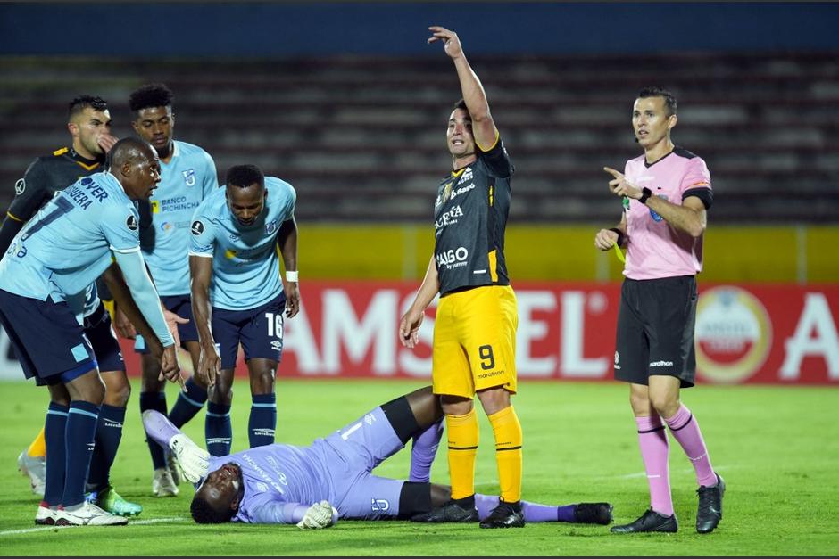El guardameta no pudo continuar en el juego debido a la gravedad del impacto en su rostro. (Foto: AFP)