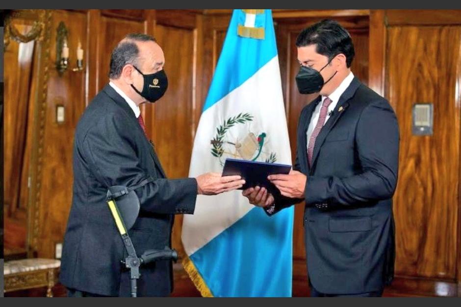 El presidente, Alejandro Giammattei, juramentó al nuevo ministro de Economía. (Foto: SCSPR)&nbsp;