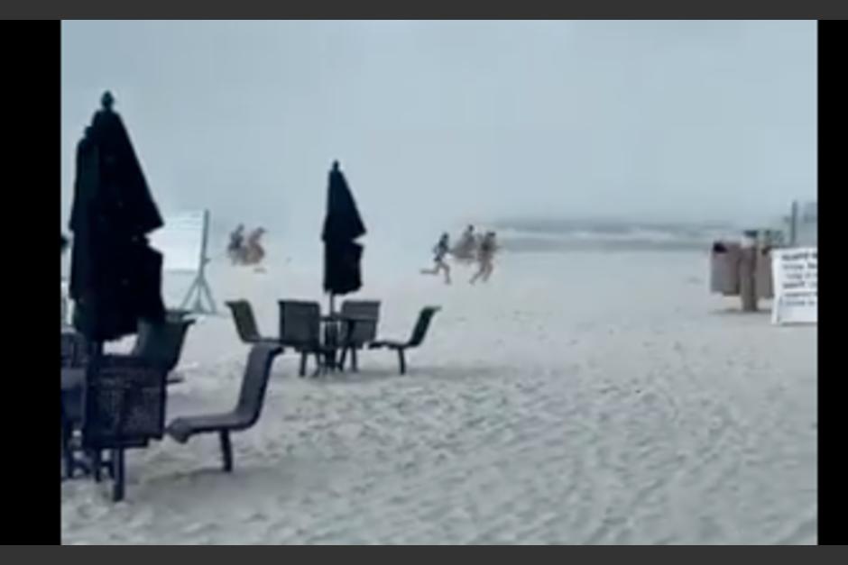 Video Impactante tornado azota playa en Florida