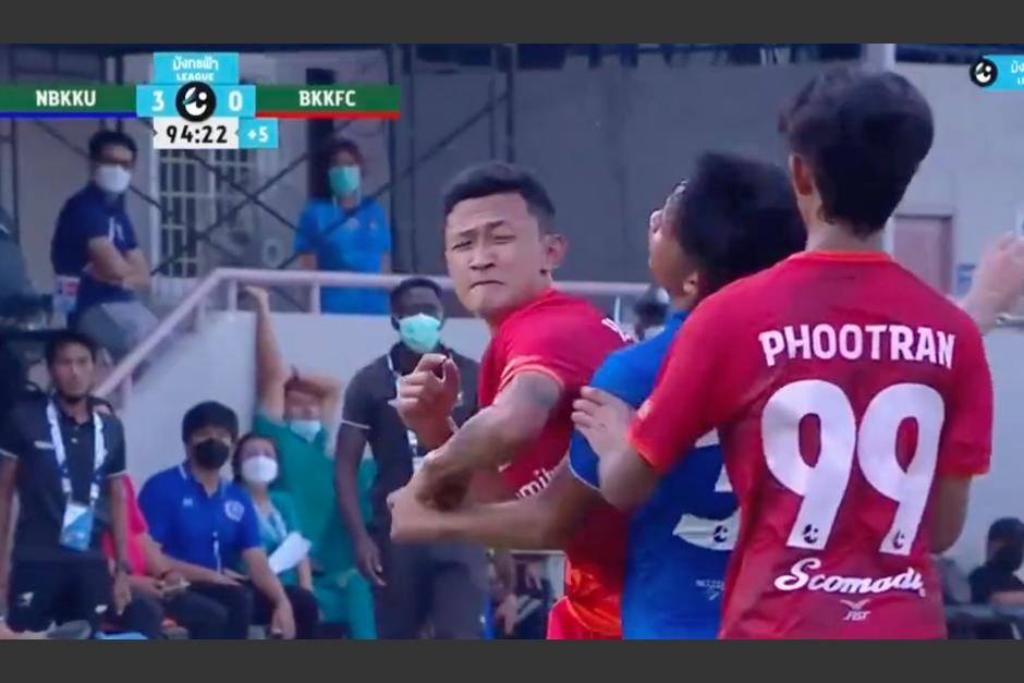 En un encuentro de la&nbsp;liga tailandesa, un jugador termin&oacute; fuera de su equipo por golpear a su rival. (Foto: Captura de pantalla)&nbsp;