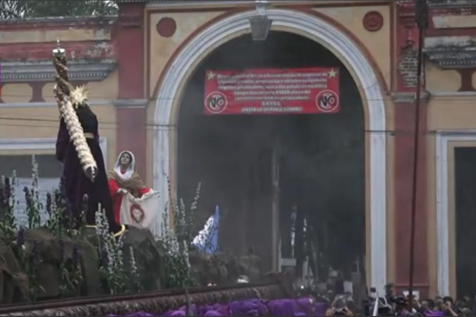 El Nazareno de la Justicia sali&oacute; la tarde de este domingo para invitar a la oraci&oacute;n por el fin de pandemia y la paz frente a la entrada del Cementerio General. (Foto: captura de pantalla)