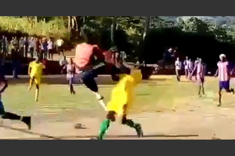 Jugador de un equipo regional de Kenia sufrió grave patada. (Foto: Captura de pantalla)&nbsp;