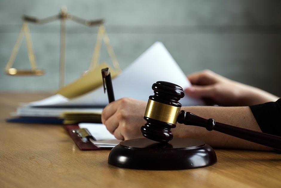 Giran orden de captura en contra de la jueza Coralia Contreras, se&ntilde;alada por el MP por facilitar la fuga de reos pandilleros. (Foto ilustrativa: Shutterstock)