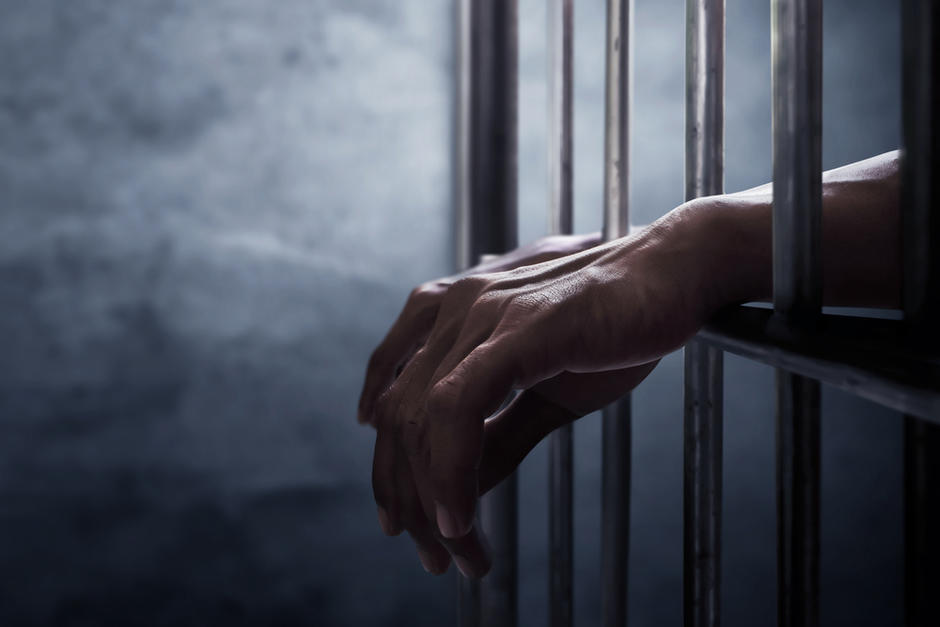 Fue condenado a tres cadenas perpetuas después de ser hallado culpable del crimen de una mujer y sus dos hijos. (Foto: Shutterstock)