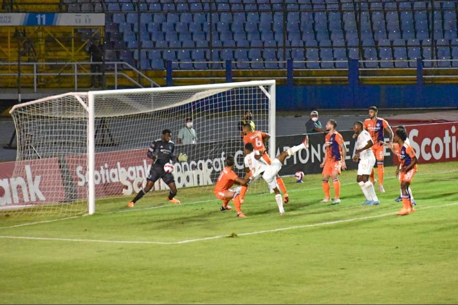 Comunicaciones pudo tener la oportunidad de un penal pero el árbitro no quiso revisar el VAR. (Foto: Fredy Hernández/ Soy502)&nbsp;