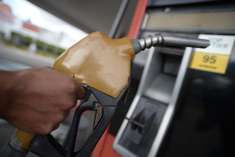 La gasolina Diesel y Regular contará con un subsidio gracias a la&nbsp;Ley de Apoyo Social Temporal, sin embargo la gasolina Super no contará con la ayuda. (Foto: Archivo Soy502)&nbsp;