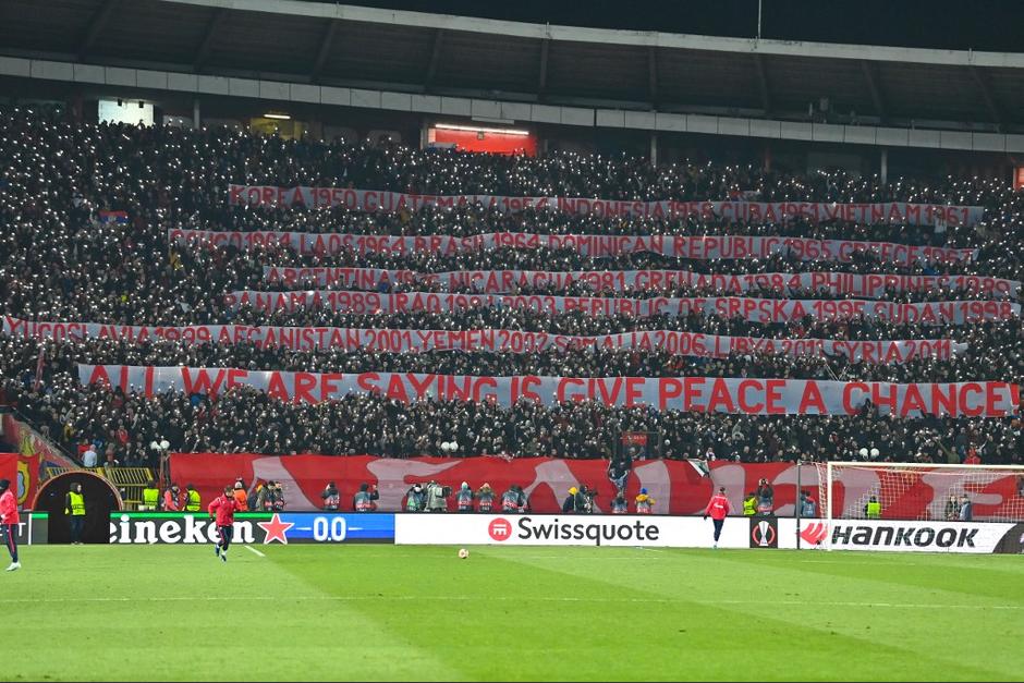 Los aficionados del Estrella Roja recordaron los principales conflictos con intervención estadounidense. (Foto: AFP)