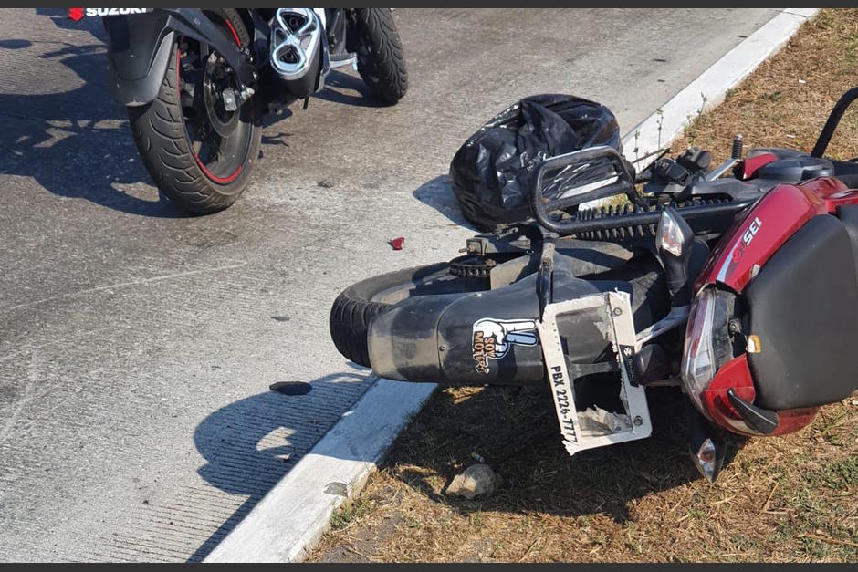 Conductor de motocicleta sin placas es detenido en operativo, no obedece el alto y atropella a un agente de la PMT, para posteriormente derrapar en la huida. (Foto: PMT de Villa Nueva)