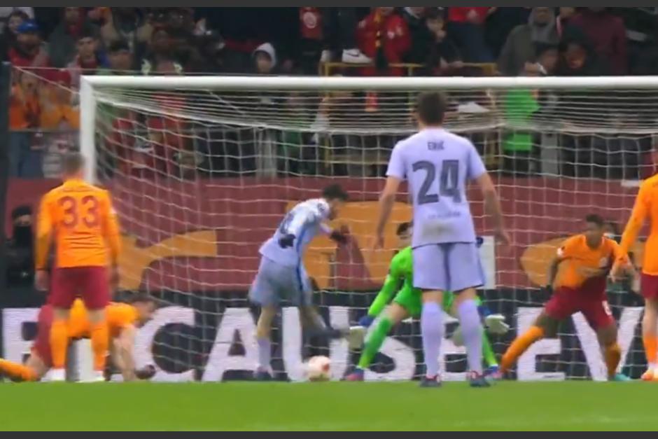 El joven jugador del Barcelona se luci&oacute; en el gol del empate del Barcelona en su visita en Turqu&iacute;a. (Captura Video)