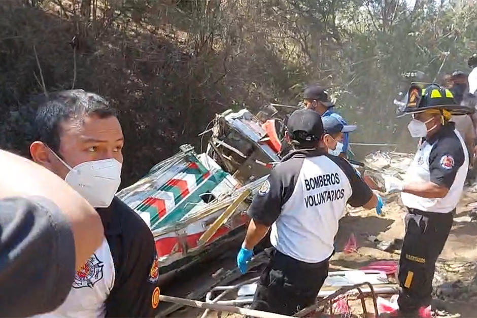 Bus cae a un barranco en la ruta Interamericana. (Foto: captura video)&nbsp;
