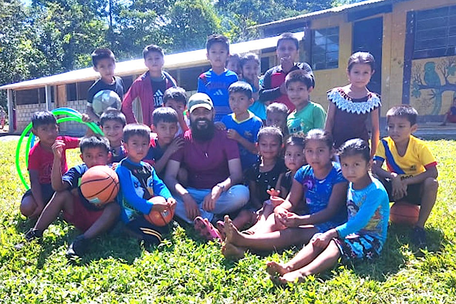 El "Profe Oscar" es muy querido por la comunidad. (Foto: Oscar Cecilio Hern&aacute;ndez)