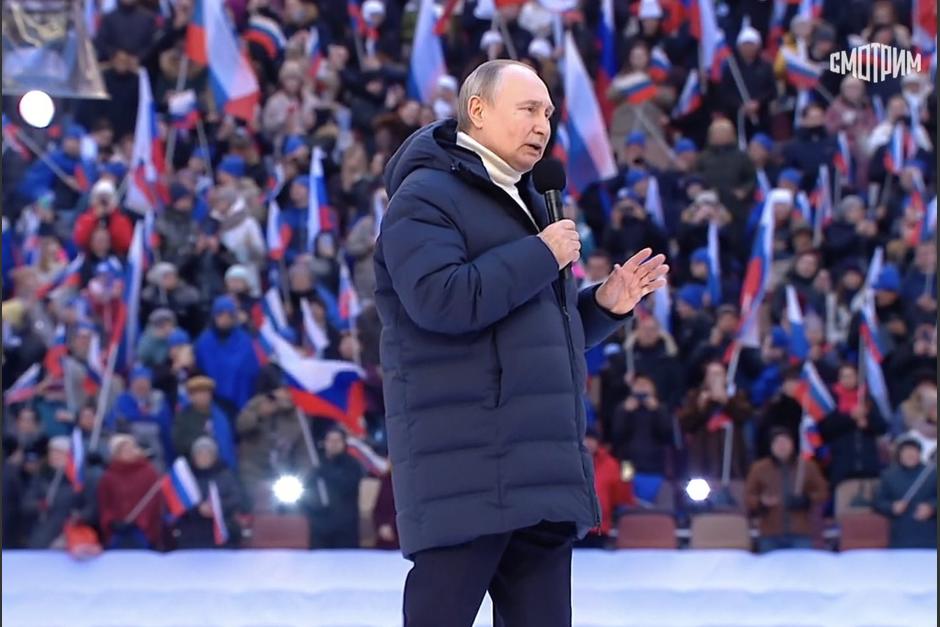 El presidente se dirigía al público cuando de pronto la transmisión pasó a otros momentos del evento masivo. (Captura Video)