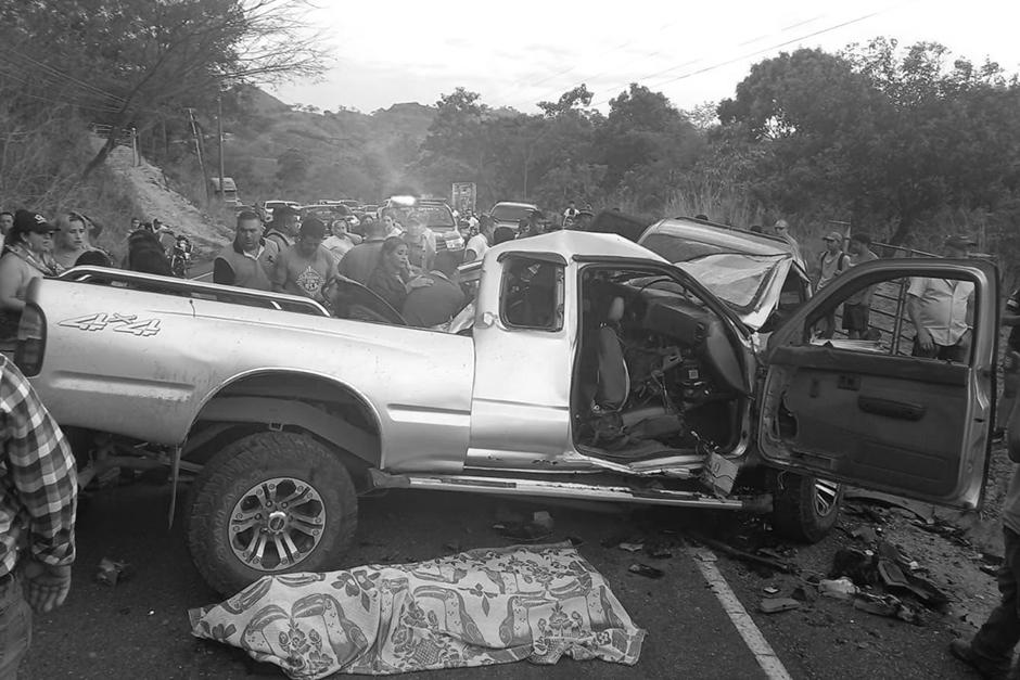 Cinco personas murieron y diez más resultaron heridas luego que dos vehículos chocaran en Concepción Las Minas, Chiquimula. (Foto: Bomberos Voluntarios)