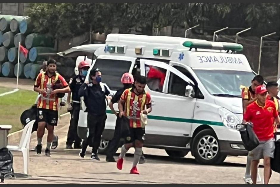 Once jugadores de Zacapa Tellioz fueron transportados en una ambulancia de Bomberos Voluntarios para poder llegar a tiempo a una cita deportiva. (Foto: Facebook/CSD Zacapa Tellioz)