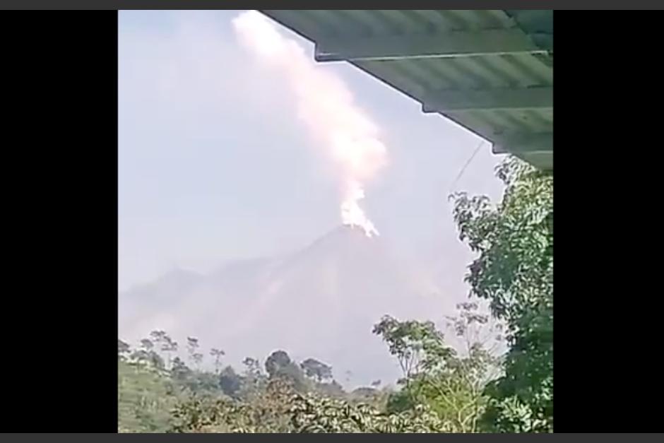 El volcán Santiaguito reporta actividad con humo y lava. (Foto: captura de pantalla)