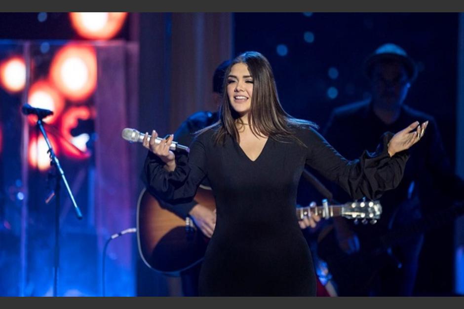 La fan&aacute;tica de Yuridia fue severamente criticada por arrebatarle de manera abusiva el micr&oacute;fono a la artista mientras ella interpretaba un exitoso tema. (Foto: Intolerancia Radio)