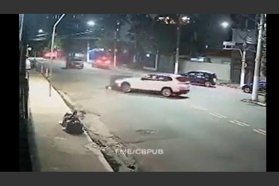 La mujer iba a ser atacada por dos hombres. (Foto: captura de pantalla)