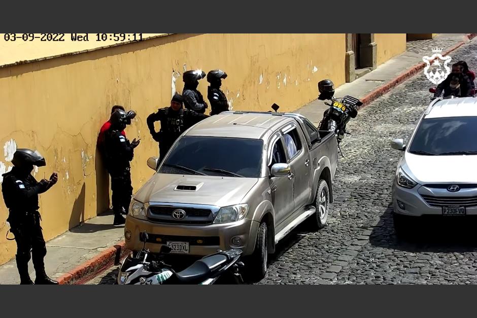 Un conductor fue identificado cinco meses después de cometer daño al Parque de la Merced en Antigua Guatemala. (Foto: captura de video)