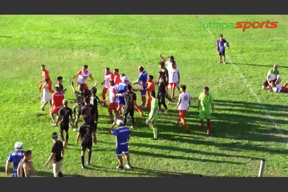 El incidente se produjo al final del encuentro, lo que provocó la fractura en el rostro de un jugador de Jutiapa. (Captura Video)