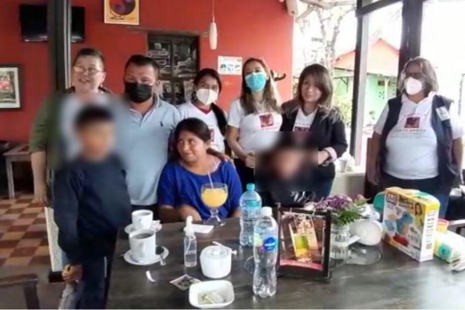 Después de ser absuelta por legítima defensa, Carmela Jolomná se reunió con sus seres queridos. (Foto: redes sociales/Irma Tzi)