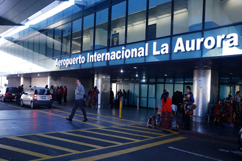 El agente fue evidenciado por un turista en el Aeropuerto Internacional La Aurora. (Foto: Archivo/Soy502)&nbsp;