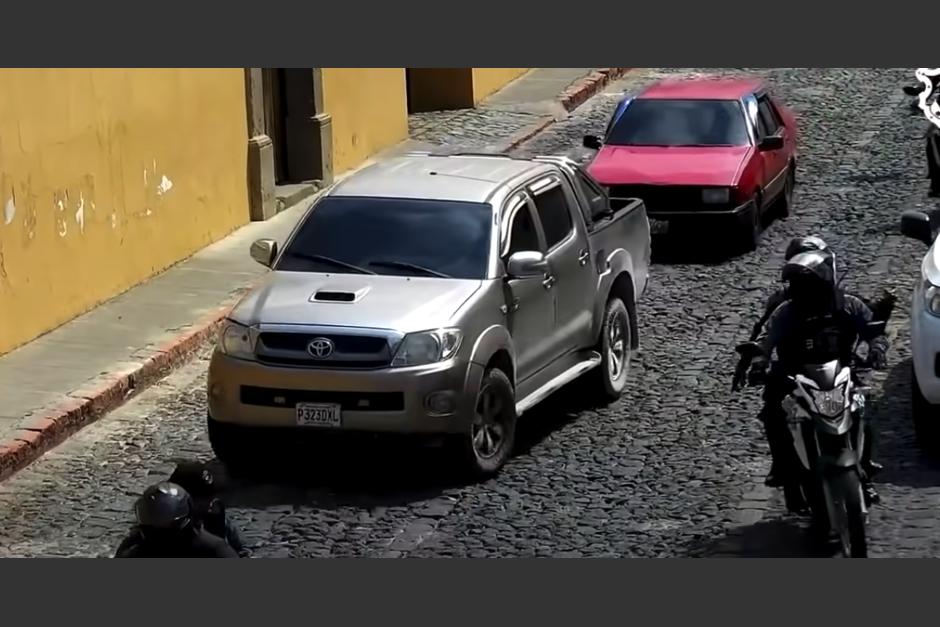 El vehículo que causó daños en el patrimonio en la Antigua Guatemala, también tiene una multa pendiente en la ciudad de Guatemala. (Foto: Captura de video)