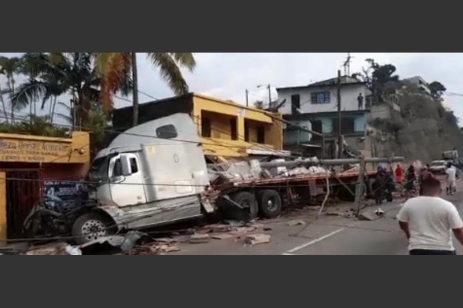 Un tr&aacute;iler perdi&oacute; el control y se empotr&oacute; en una residencia en el kil&oacute;metro 10 de la ruta que conduce al Atl&aacute;ntico. (Foto: captura de video)