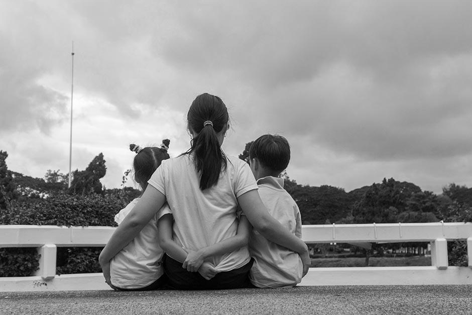 Carmela y sus hijos continuarán su vida en otro lugar después de ser expulsados de su comunidad, a pesar de que se demostró que actuó en legítima defensa al decapitar a su esposo. (Foto ilustrativa: Shutterstock)