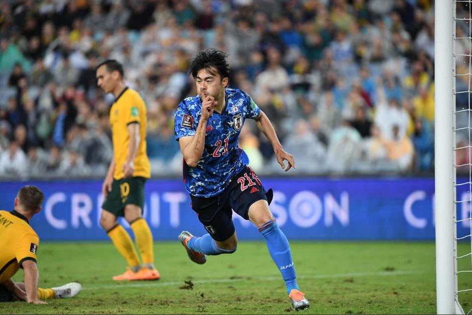 Kaoru Mitoma celebra uno de sus dos goles con los que Japón consiguió su boleto a Catar 2022. (Foto: AFP)