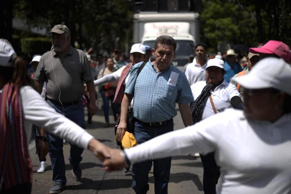 En una manifestación del 2018 durante la administración de Jimmy Morales, Joviel Acevedo hizo que mujeres formaran una valla para que nadie se le acercara. (Foto: Archivo/Soy502)