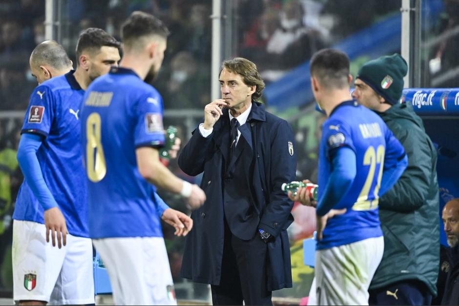 Roberto Mancini y los seleccionados italianos lamentaron la eliminación de la cita mundialista. (Foto: AFP)