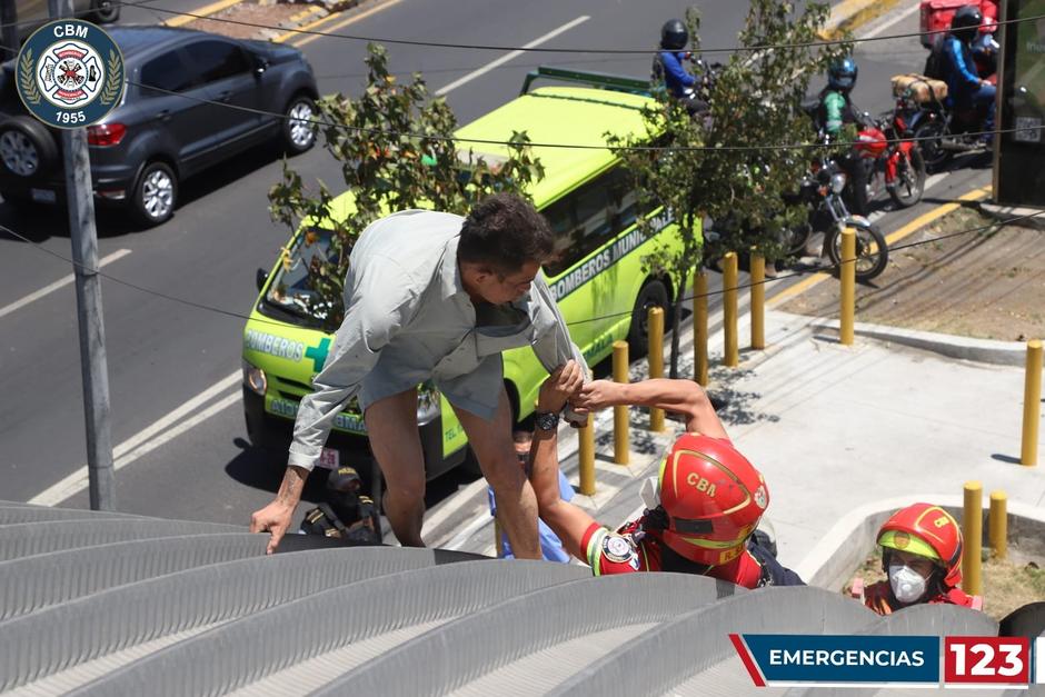 El hombre de origen hondure&ntilde;o que se subi&oacute; al techo de un negocio en la zona 11, amenazaba con lanzarse. (Foto: Bomberos Municipales)