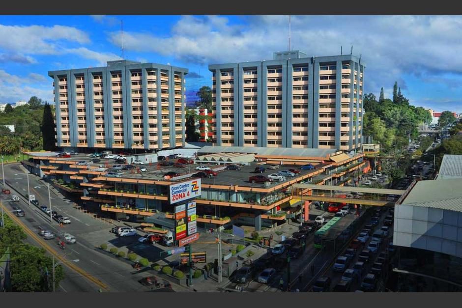 Un incendio se registr&oacute; en el interior del Centro Comercial de la zona 4. (Foto: Apolo)