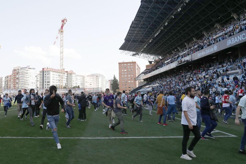 Los aficionados del Celta B retaron a los de Deportivo La Coruña en un nuevo acto vandálico en el fútbol. (Foto: Faro de Vigo)