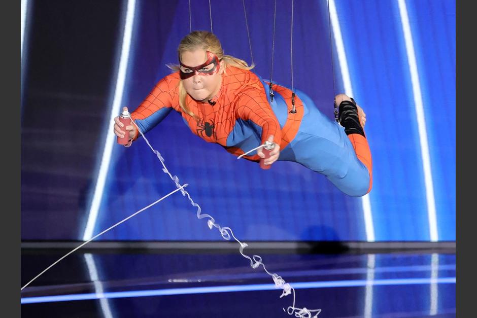 Amy Schumer sorprendió a la concurrencia con su imitación de Spiderwoman. (Foto: AFP)