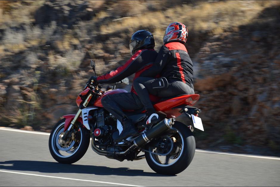 Un motorista cay&oacute; en un r&iacute;o, luego de derrapar en la cinta asf&aacute;ltica. (Foto: Canarias En Moto)