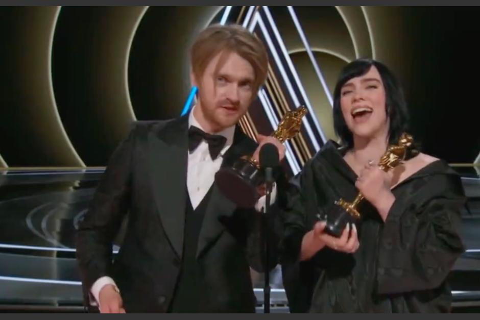 Billie Eilish junto a su hermano recibiendo el Oscar a la mejor canci&oacute;n original. (Foto: captura de pantalla)
