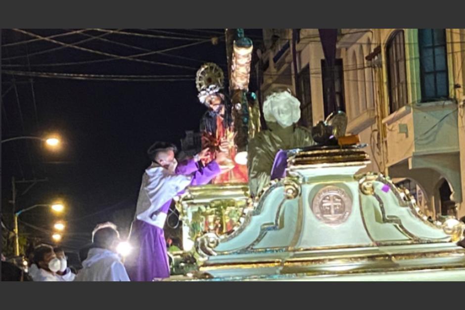 La procesión de Jesús Nazareno de El Gallito no pudo continuar su paso debido a un percance. (Foto: Radio Estrella)