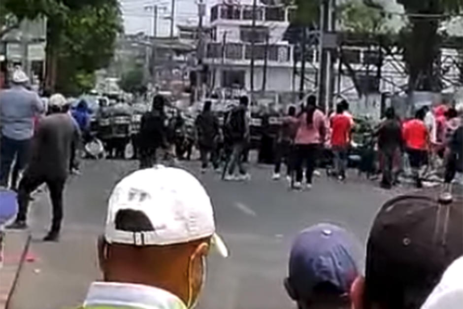 Un enfrentamiento se registr&oacute; entre comerciantes y PNC en el mercado de la colonia Quinta Samayoa en la zona 7. (Foto: captura de&nbsp; pantalla / Nuestro Diario)&nbsp;