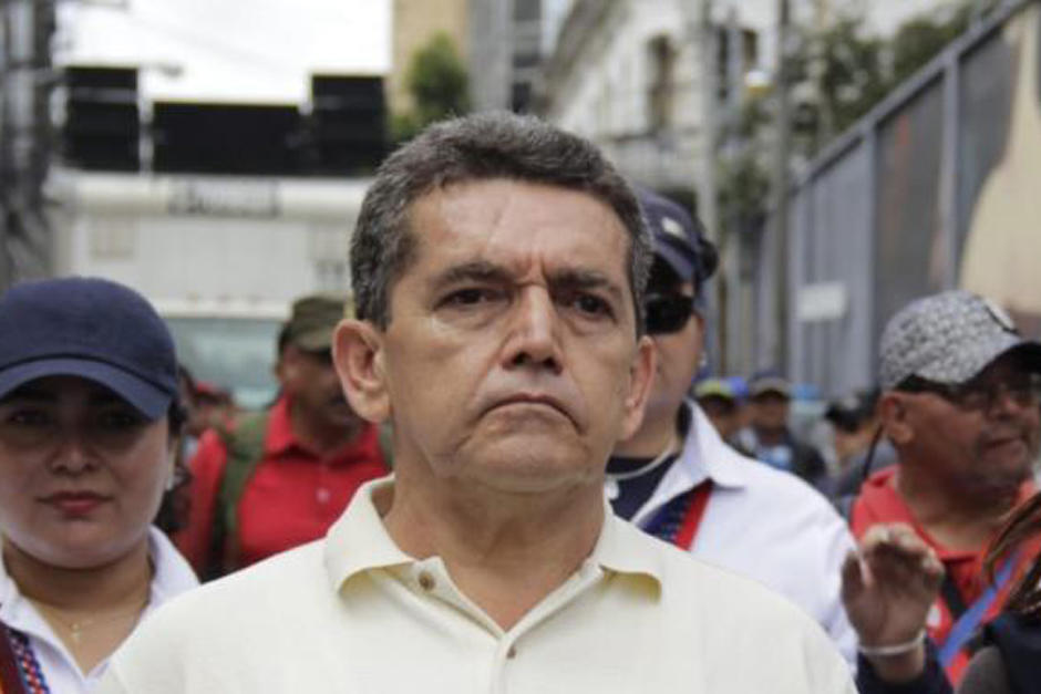 El presidente Alejandro Giammattei inaugur&oacute; junto al l&iacute;der sindical Joviel Acevedo el ciclo escolar de 2021. (Foto: Archivo/Soy502)