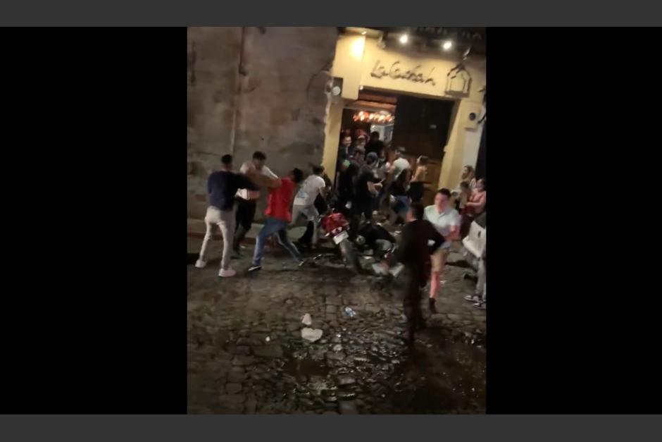 La pelea se viralizó en redes sociales. (Foto: captura pantalla)&nbsp;