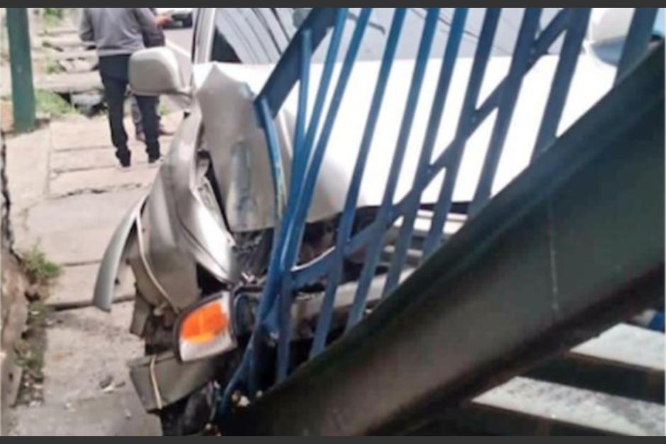 El vehículo chocó contra una pasarela. (Foto: Twitter)