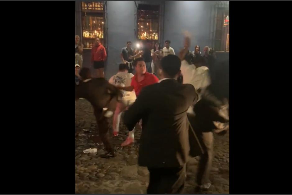 En redes sociales circula otro video del momento de la pelea. (Foto: captura pantalla)&nbsp;