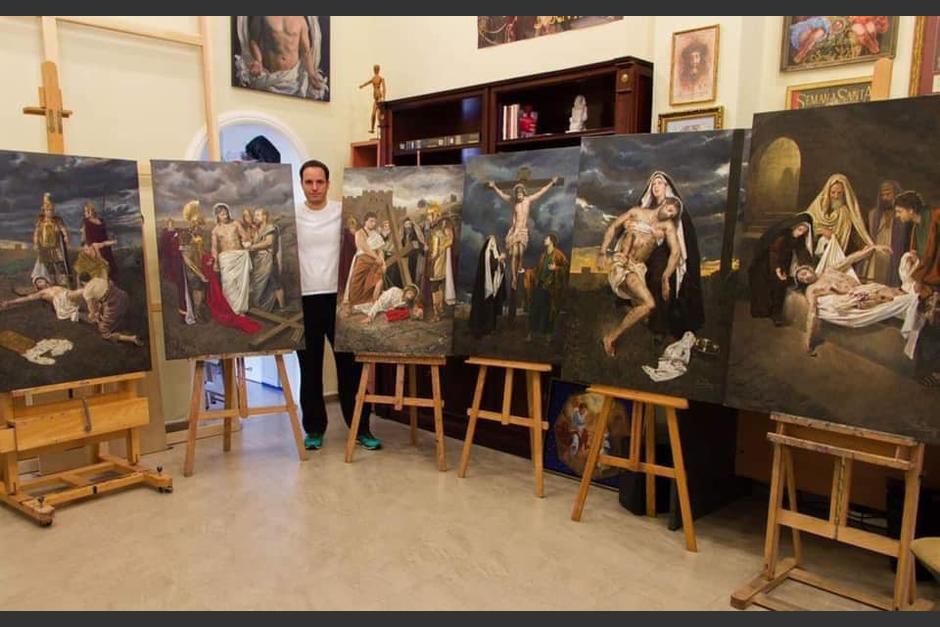 Raúl Berzosa se dedica al arte sacro. En la imagen posa junto a los óleos que se encuentra en el templo en Cayalá. (Foto: Raúl Berzosa)
