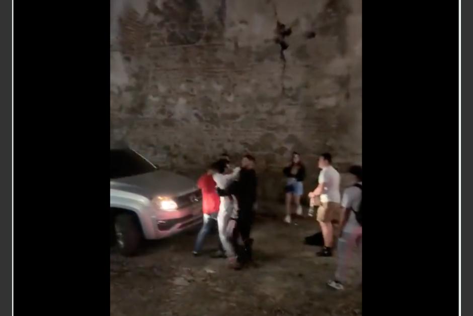 La pelea fue grabada en videos que se comparten en redes sociales. (Foto: Captura de pantalla)&nbsp;
